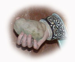 Un sasso nella mano di Santo Stefano, segno del martirio della lapidazione
